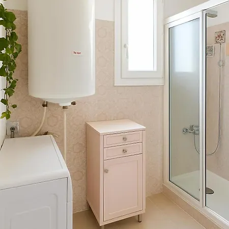 Mignon, Climatisé Avec Grande Appartement *